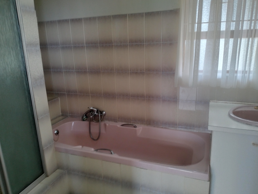 To Let 4 Bedroom Property for Rent in Wavecrest Eastern Cape